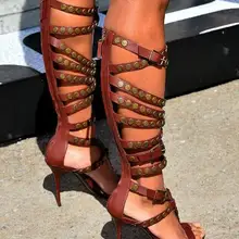 Лидер продаж; летние женские кожаные пряжки; цвет красный, коричневый; женские сапоги до колена; женские сапоги на высоком каблуке с открытым носком; модные сапоги-гладиаторы; обувь для вечеринок