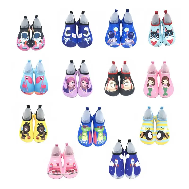 Sapatos de Natação Animados para Crianças Meninos e Meninas Acessório de Natação Par de Sapatos de Desenhos Meias Antiderrapantes Praia Piscina Surf Leve 1