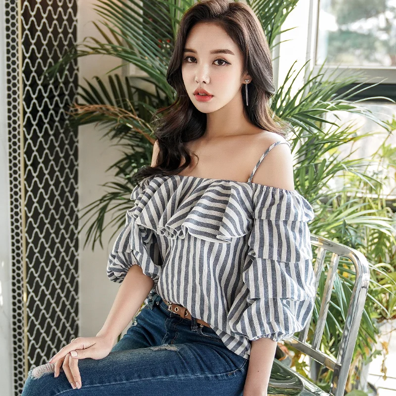 

Dabuwawa Off shoulder Sexy Striped Blouses for Girls Women 2019 Spring Summer New Ruffles Grey Party Beach Club Shirts D18BST372