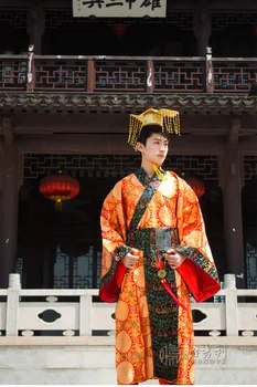 

free shipping red/yellow Chinese Ancient Man Clothing Emperor Prince Show Cosplay Robe Costume One Size