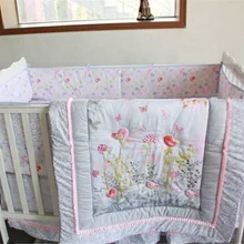 Набор из 4 шт., детская кроватка с цветами и птицами, постельные принадлежности, одеяло, бампер, простыня, пылезащитный гофрированный Комплект постельного белья для малышей, Лидер продаж