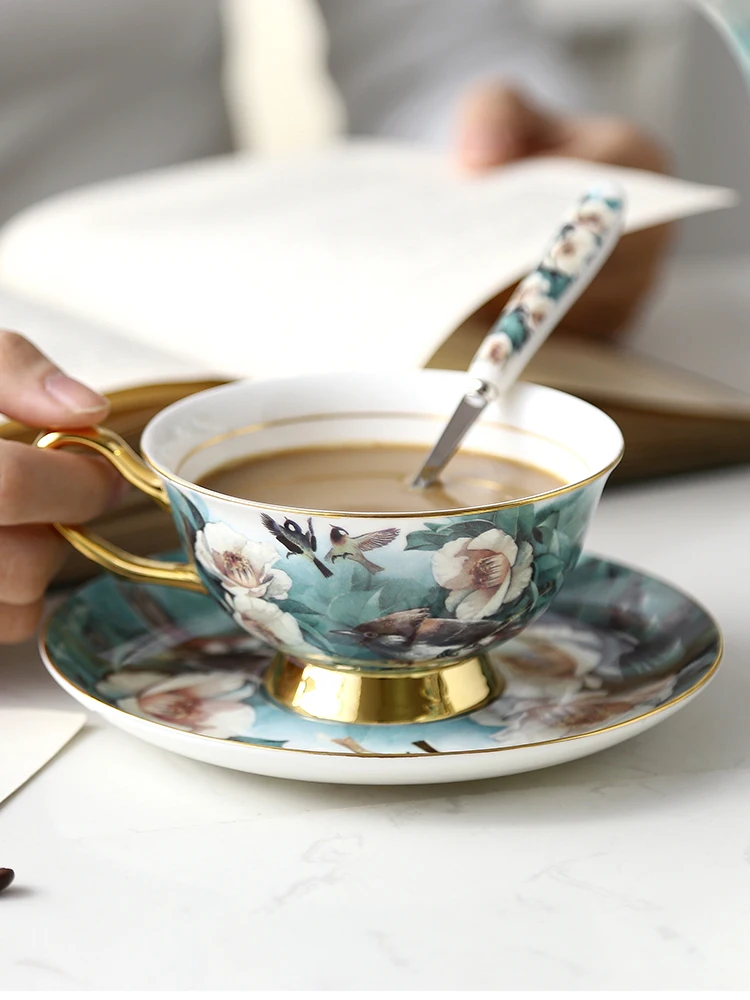 Роскошный кофейный набор из костяного фарфора, Европейский керамический набор посуды для напитков, английская послеобеденная кружка "Камелия", черная чайная чашка, набор с подстаканником
