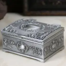 Tamaño S 6,5x5,5x3 cm caja de joyería Vintage de Metal de moda caja de baratijas diseño tallado de flores caja de aleación de Zinc pequeño Almacenamiento de regalo