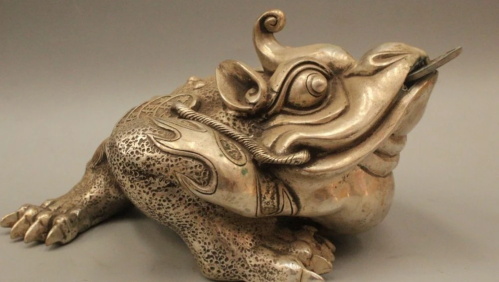 

Chinese Tibet Silver Money drawing Rich Wealth Golden Toad Spittor Statue Sculpt