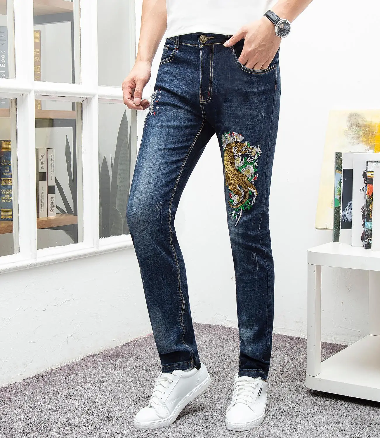 

2019 Ripped jeans men tiger embroidery fashion streetwear style blue straight denim trousers plus size 29-38 homme male jeans