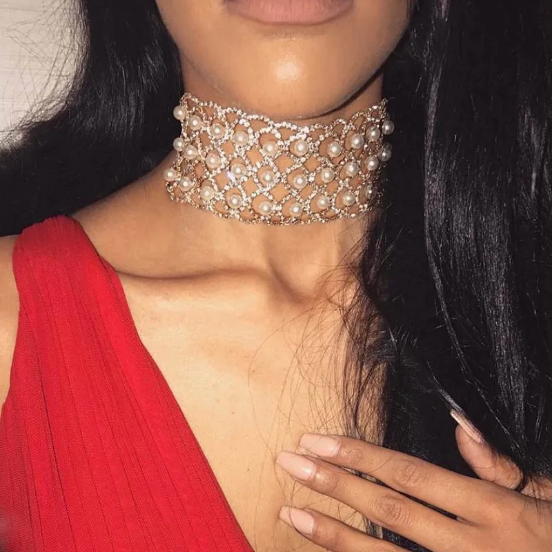 Чокер украшение. Украшения закрывающие шею. Украшение закрывающее шею. Украшение на шею. Украшения закрывающие шею.