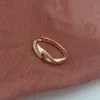 Женские витые обручальные кольца FJ, цвет розового золота 585 пробы, 5,5 мм, с фианитом ► Фото 1/6