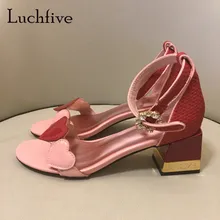 Женские босоножки из натуральной кожи в форме сердца; обувь на массивном каблуке с пряжкой на щиколотке и кристаллами; женские вечерние туфли с открытым носком; цвет розовый, желтый