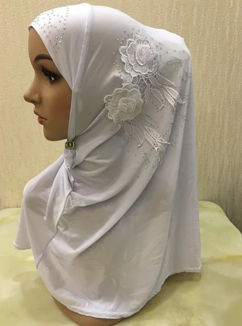 H1136 последняя мусульманский хиджаб для девочек с кружевными цветами и стразы с плоской задней стенкой, красивые хиджаб для девочки шарф, смешанные цвета, быстрая