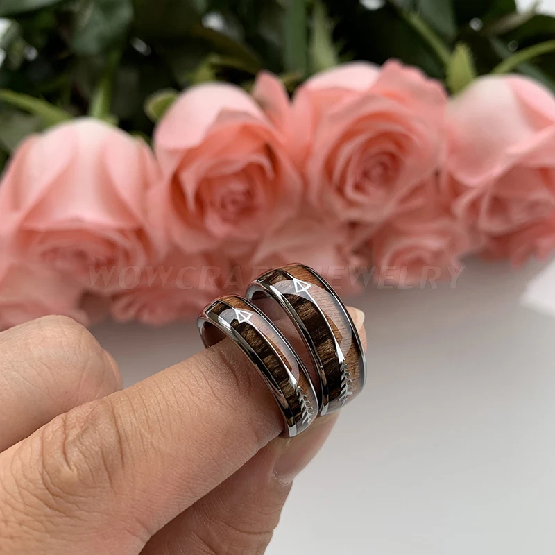 Billige 6 8mm Hartmetall Ringe für Männer Frauen Hochzeit Bands Natur Koa Holz Pfeil Inlay Angepasst Kostenloser Gravur komfort Fit