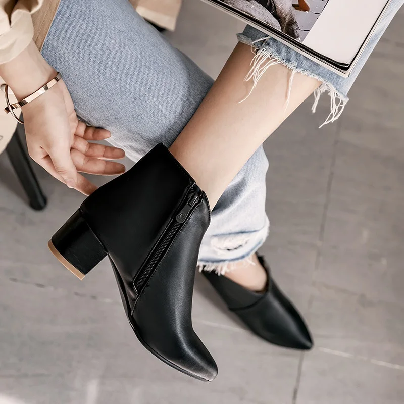 EGONERY/Модные женские ботинки; пикантная обувь на среднем каблуке 4,5 см с острым носком; коллекция года; зимние плюшевые офисные ботильоны на молнии; цвет красный, синий, черный - Цвет: plush inside black