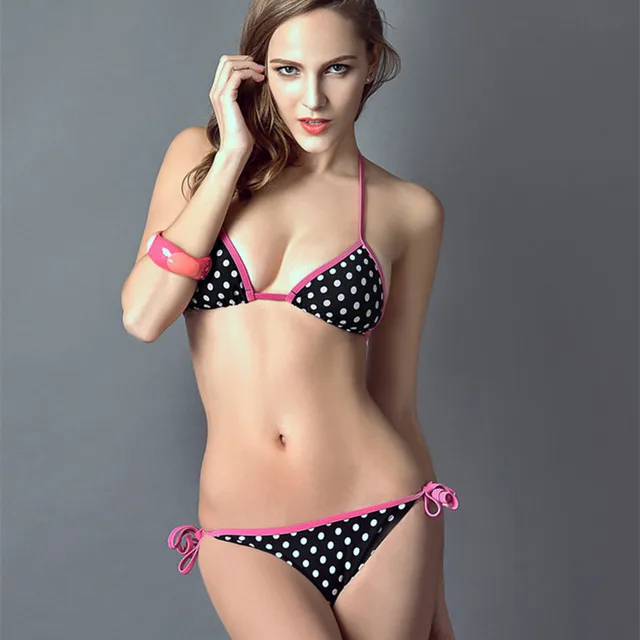 devchonki-veselyatsya-na-plyazhe-v-super-mini-bikini-evelina-bledans-golaya-video