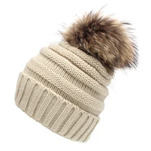 Необычные женские помпон из меха енота шапки Скалли шапки Теплые Вязаные полосы Gorro зимняя шапка с помпоном женская шапка Толстая шапка