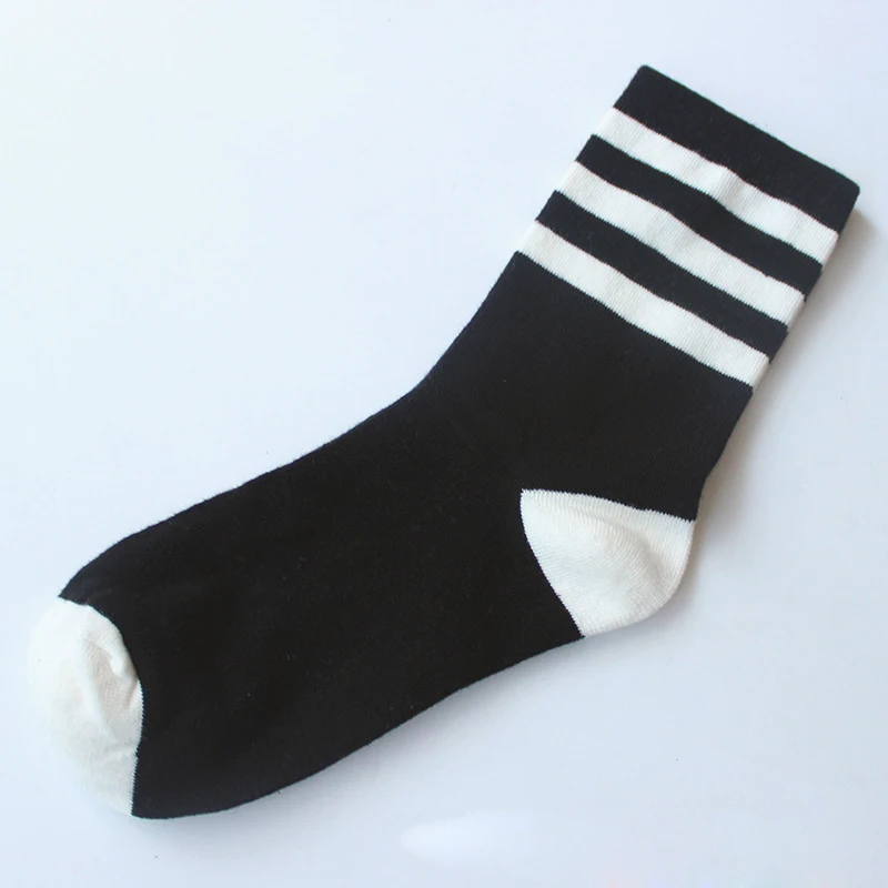 Белые носки с черными полосками. Чёрно белые носки. Носки белые длинные с черными полосками. Носки черные с серебряной полоской. Мистер носок