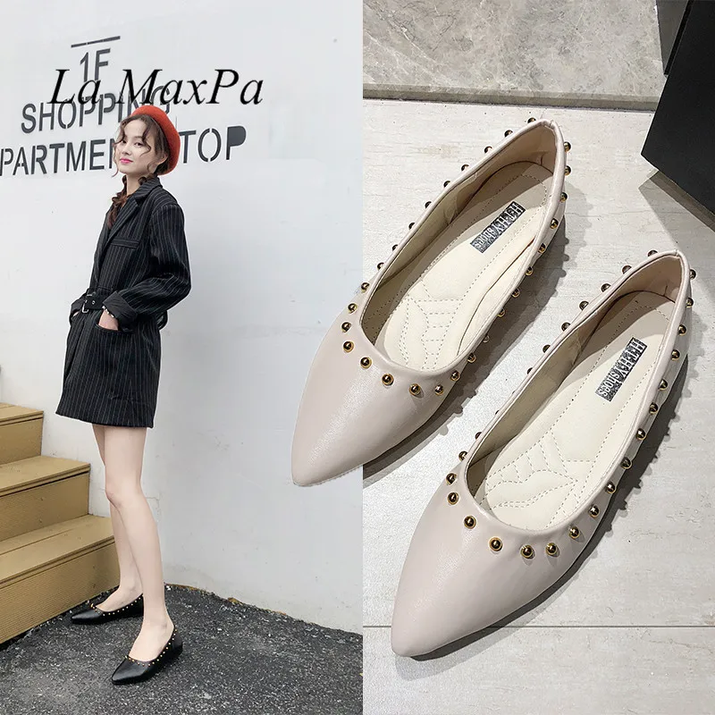 

2019 Fashion Women Casual Designer Leather Point Toe Studded Spikes Point Toe Flats Slip On Bride Wedding Elegant Women's Loafer