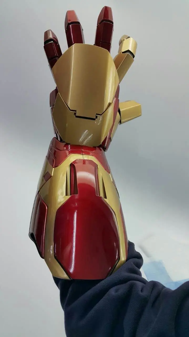1:1 Iron Man Adult Wearable Gloves LED Light Arm Gloves MK43 Cosplay Prop Model 1:1 Iron Man Adult Wearable Gloves LED Light Arm Gloves MK43 Cosplay Prop Model