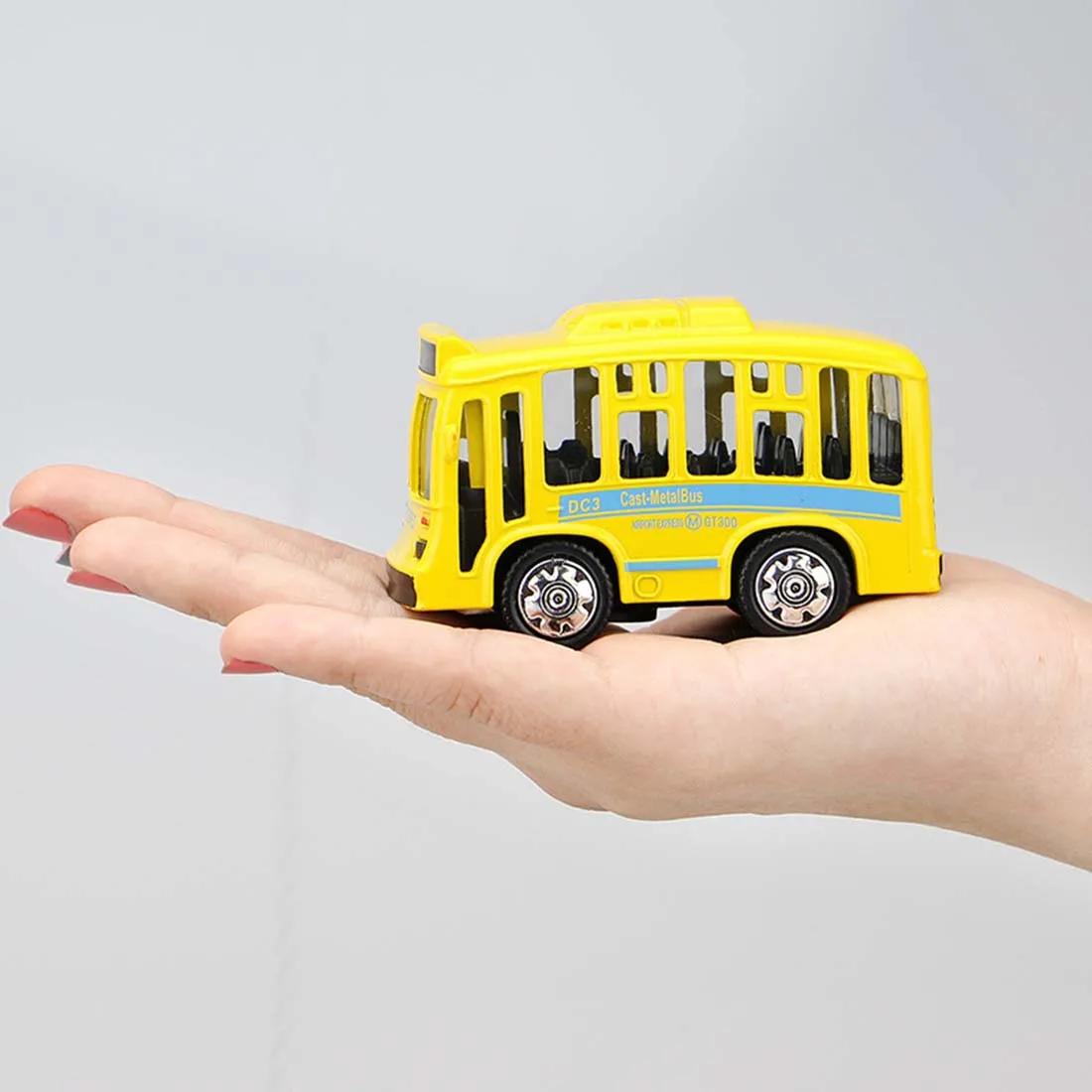

New Arrive Children Playing Die-casts Q Edition Alloy School Bus Car Model Toys with Light And Sound for Kids Birthday Gifts