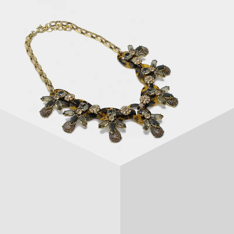 

Amorita boutique Acrylic flower necklace
