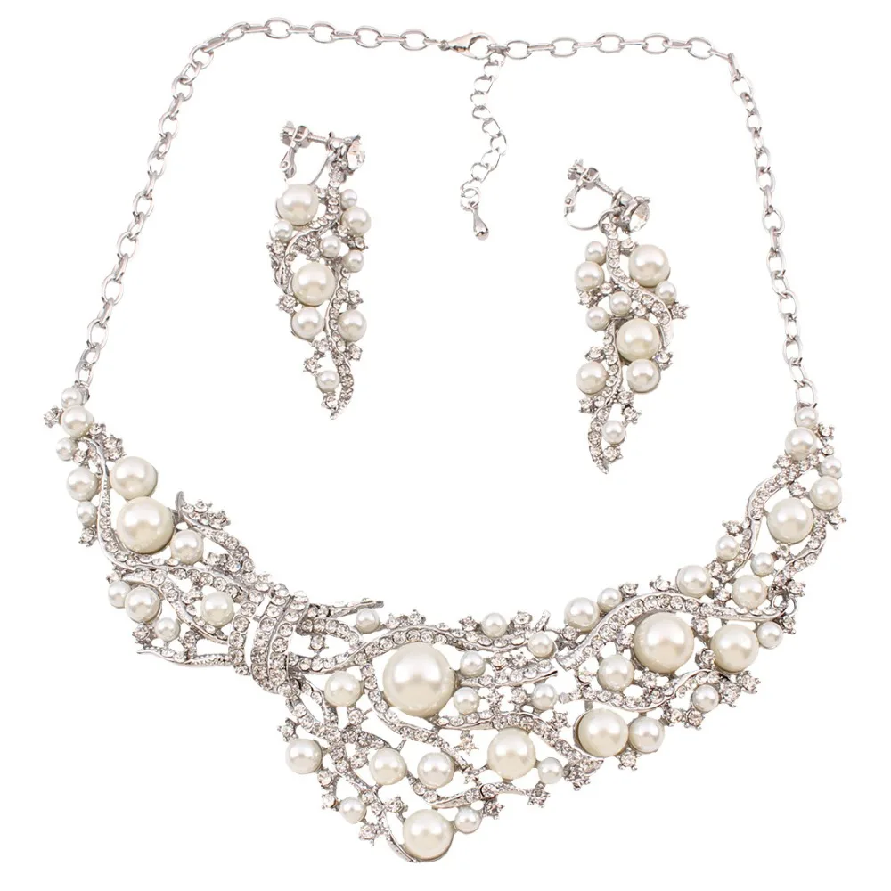 

The new luxury high fashion temperament wild imitation pearl drill necklace set short clavicle chain