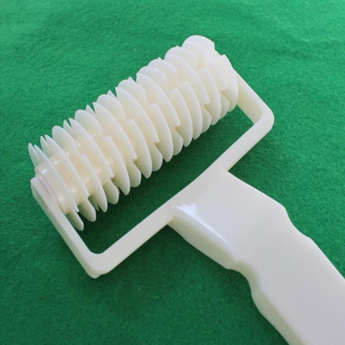 Hot Sale Kitchen Bakery Roller Plastic Baking Tool Cookie Pie Pizza