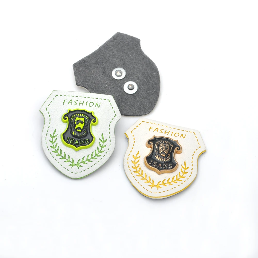 

20pcs/lot White PU leather Badges sew on label metal lion logo green/yellow design jeans Denim sportswear free shipping PLB-042