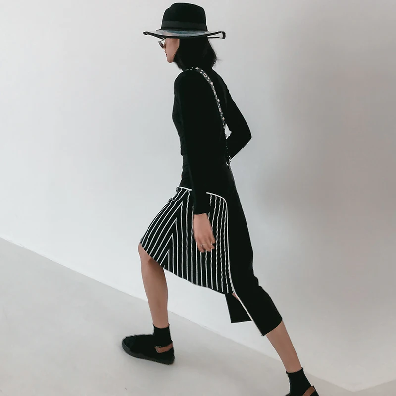 [EAM] новая весенне-летняя черная юбка с высокой талией и неровным подолом в полоску, женская модная юбка средней длины JR194