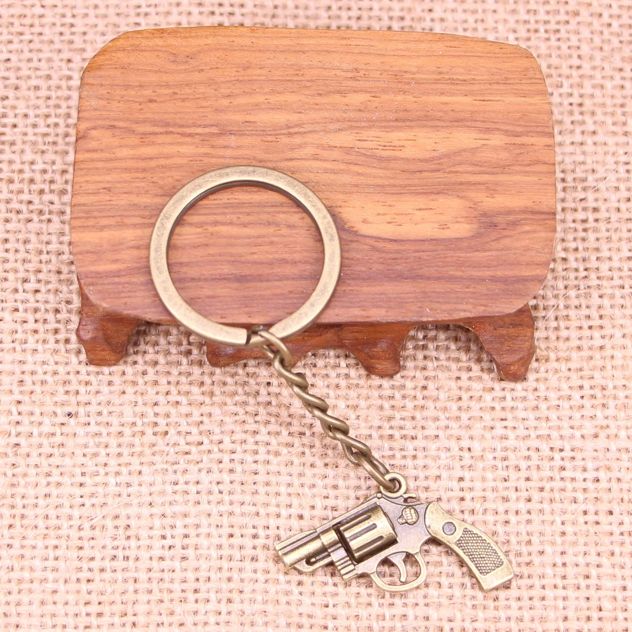 

20pcs New Fashion Keychain 29x22mm pistol revolver gun Pendants DIY Men Jewelry Car Key Chain Ring Holder Souvenir For Gift