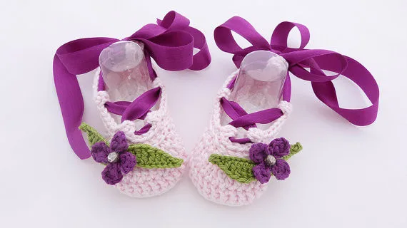 Крючком детские розовые и белые с цветком обувь