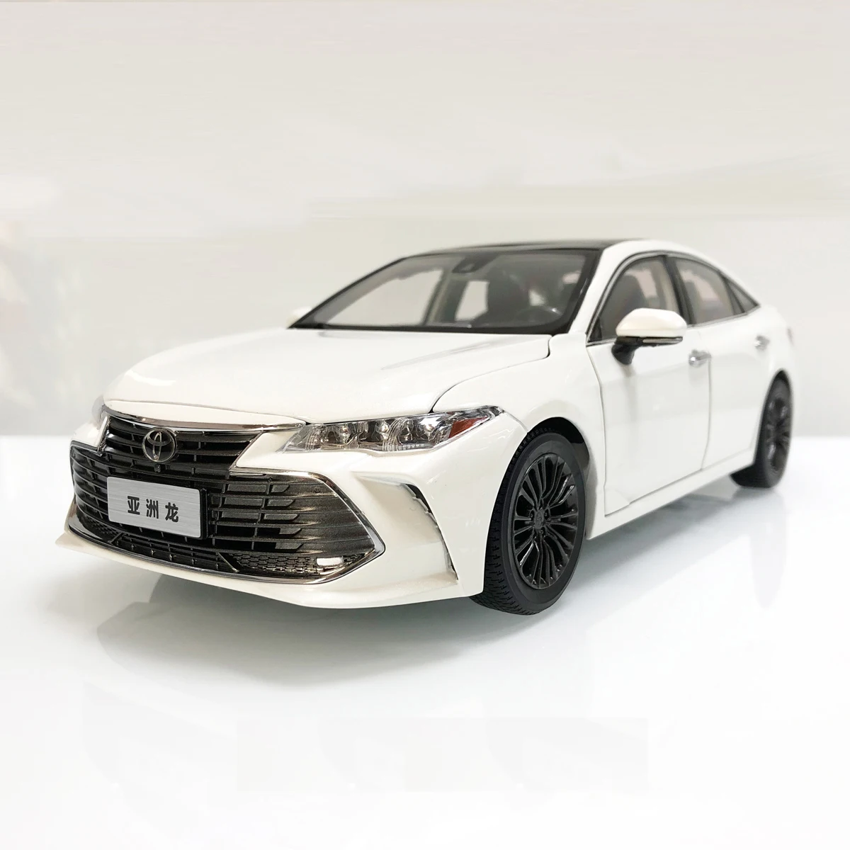 Модель литая автомобиля 1:18 для Toyota Avalon 2019 белый седан игрушечный автомобиль из