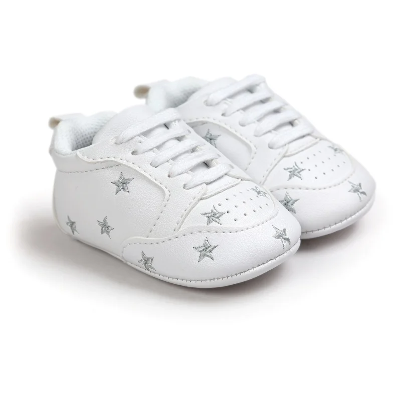 Детская обувь для новорожденных мальчиков и девочек с узором в виде сердечек и звезд; кроссовки из искусственной кожи на шнуровке для