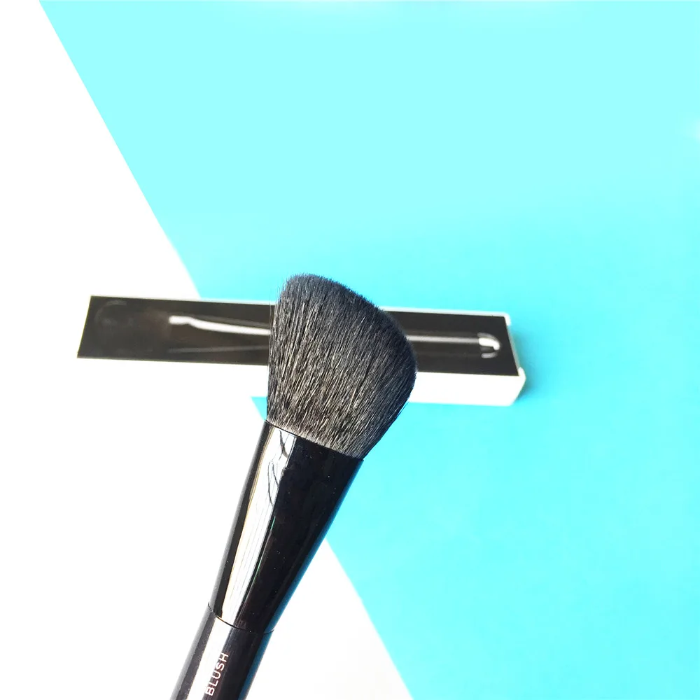 Marc Jacobs Angled Blush Brush #10 _ 3