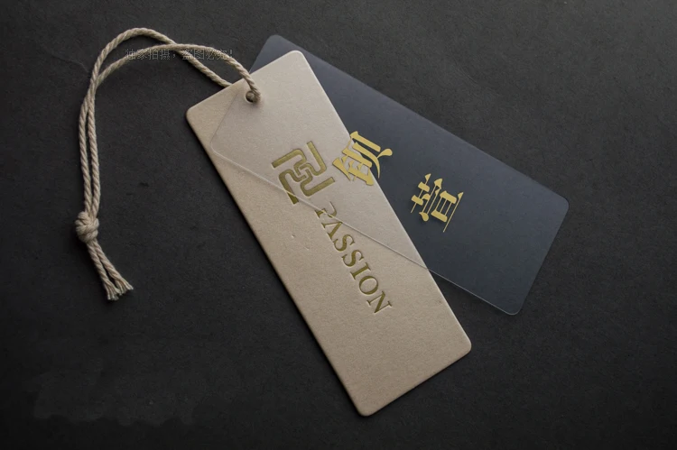 Бумажные бирки для одежды. Стильные бирки для одежды. Пришивные бирки для одежды. Бирка на одежду с логотипом. Бирка с логотипом на одежду.