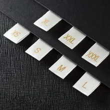 500 stücke Big Size Satin Label-Tags Gold Größe mit Cut und Gefaltet (S-XXXL) weiche Satin Kleidung Tags White Satin Größe Pflegeetiketten