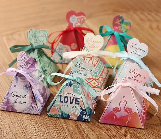 

100pcs Wedding Favors birthday gift box Triangular Pyramid flower leaves Candy Boxes heart tags+ribbon