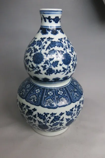 

Old Qing Dynasty Blue and White porcelain vase,gourd type, with beautiful emblazonry ,Free shipping