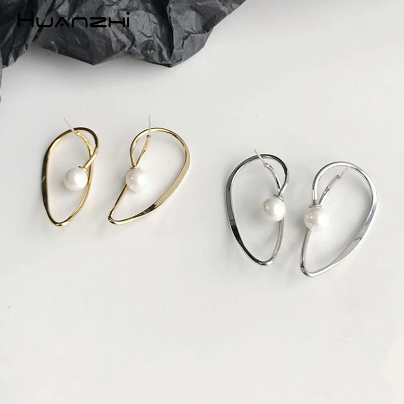 

HUANZHI 2019 Imitation Pearls Heart Symmetry Design Hollow Alloy Stud Earrings for Women Girl Wedding Party Travel Gift Jewelry