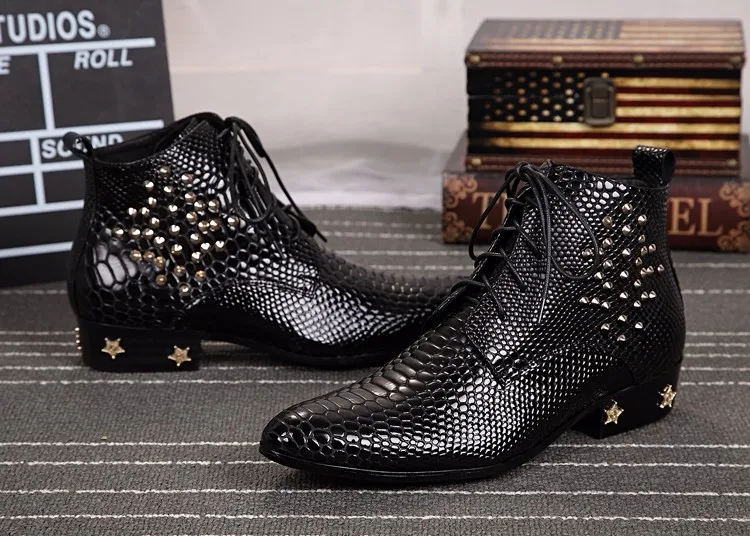 Европейский стиль высокого качества из змеиной кожи; Мужские ботинки в байкерском стиле; острые заклепки на шнуровке, Полусапоги, цвет: черный, низкая цена EU46