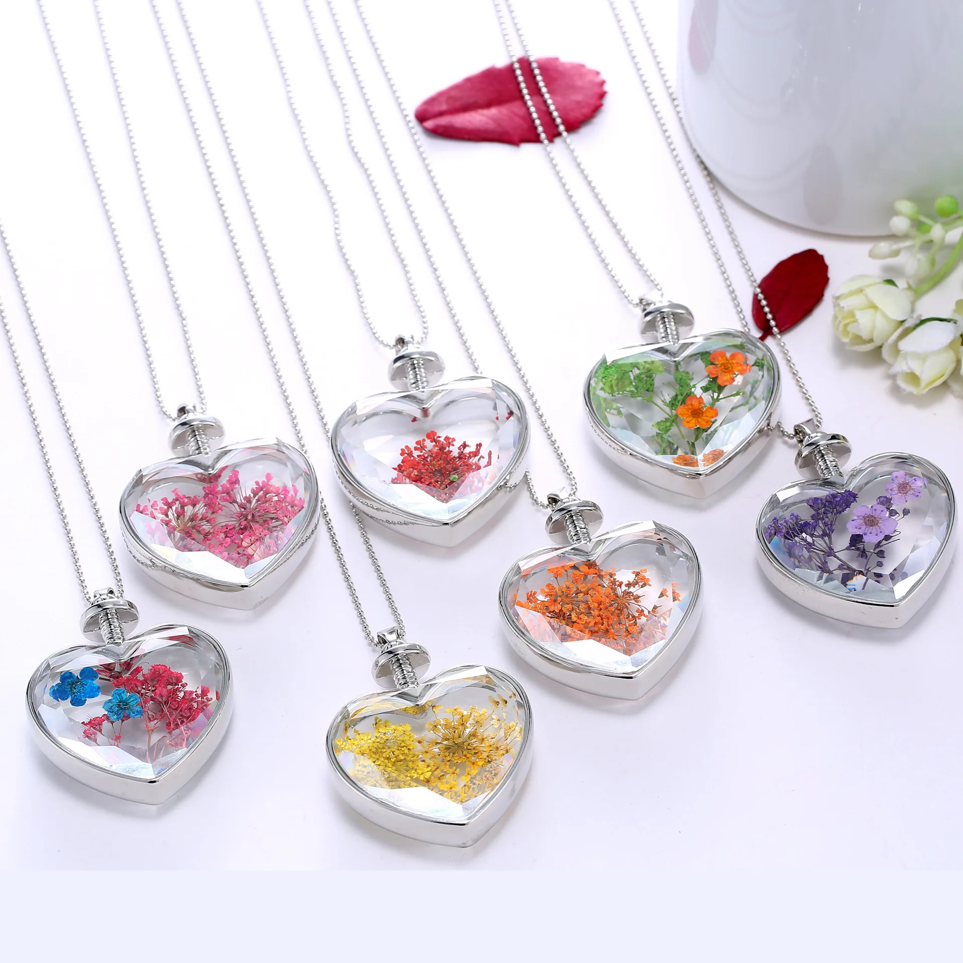 

1pcs Random Heart Pendant Flowers Love Crystal Variety Dried Flower Necklace Exquisite Women's Accessories