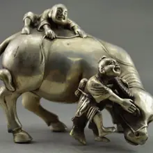 Изысканная китайская белая статуя медная из двух милых детей, играющих с большим Азиатский буйвол