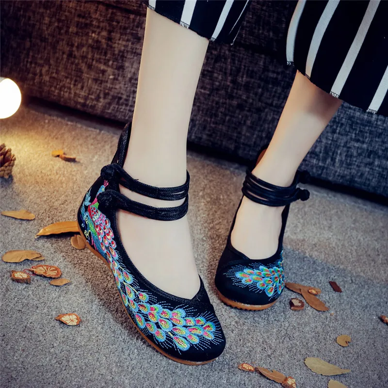 

Big Size 41 Woman Flat Shoes Sequined Peacock Embroidery Shoes for Women Chinese Old Peking Soft Sole Casual Cloth Dancing Shoes