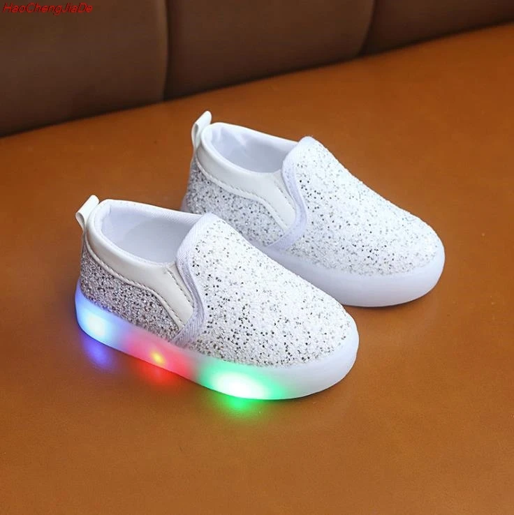 New Children Luminous Shoes Boys Girls Sport Running Shoes Baby Flashing Lights Fashion Sneakers Sequins Little Kid LED Sneakers