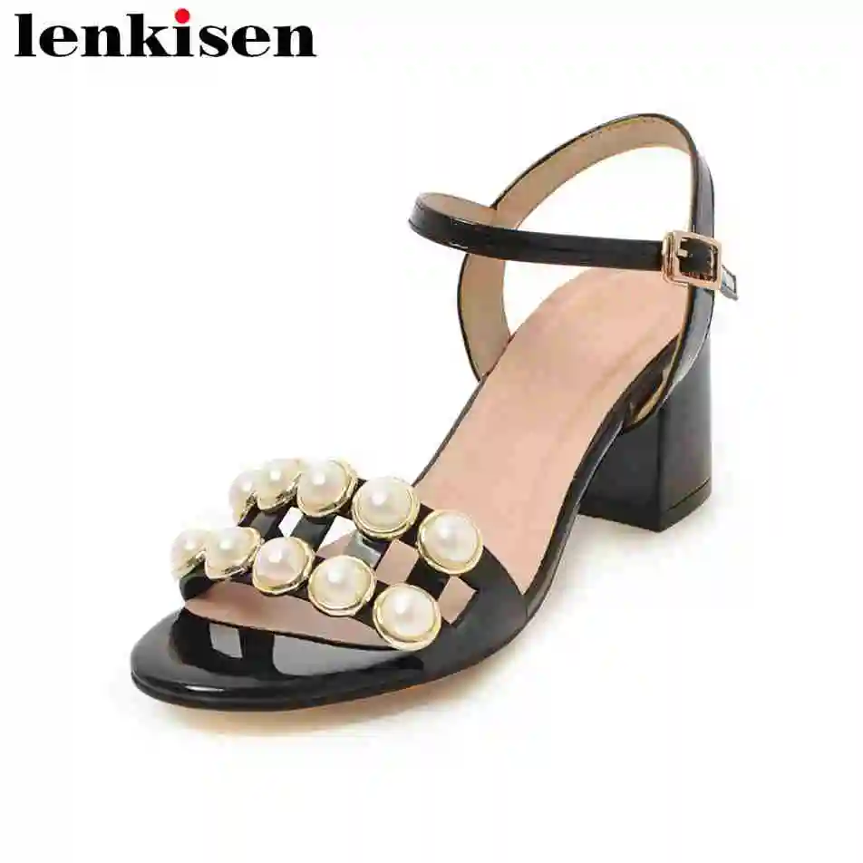 

Lenkisen korean girls pretty pearls decoration med heels metal buckle strap pu solid peep toe runway women big size sandals L3f2