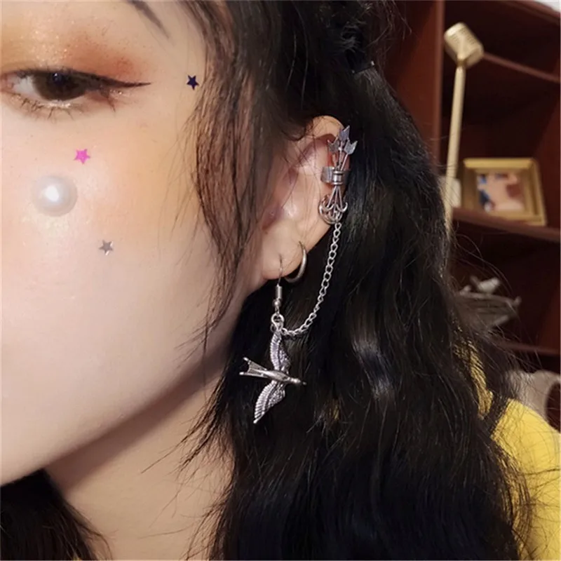 

1PC Europe and the United States street personality cool punk retro swallow ear bone clip cool girl Man integrated earrings tide