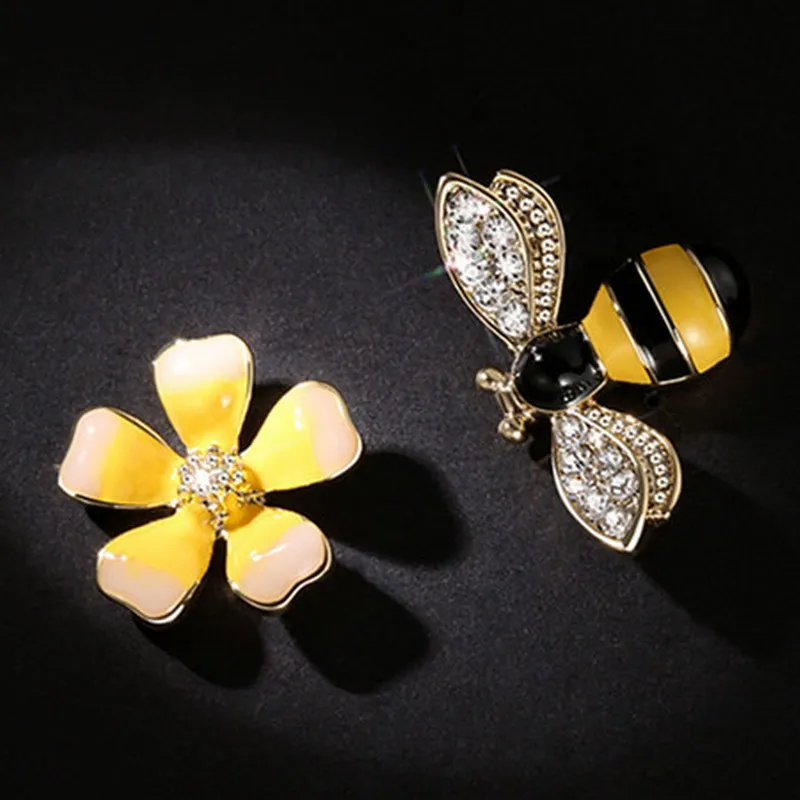 

Korean Design Irregular Personality Stud Earrings Fashion Simple Cute Asymmetric Crystal Bee Flower Earrings Jewelry