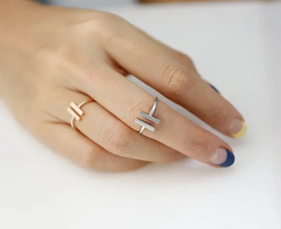 Кольцо палочка. Кольцо палочка. Кольцо палочка. Палочка с кольцом на конце. Серьги кольцо с палочкой.