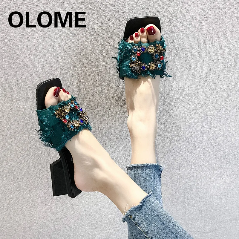 

Xiao Xiangfeng slippers for women wearing the new style of water drill square head with thick heel in the summer of 2019