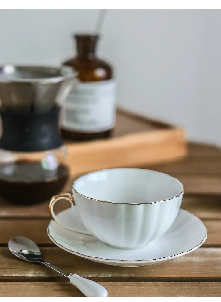 Скандинавский простой тип костяного фарфора кофейная чашка с блюдце и ложка набор классических чайных чашек для подарка любовника подарочный пакет