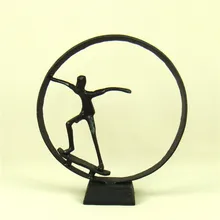 Чугунные скейтборд-плеер Скульптура Абстрактная Металлическая несовершеннолетних ползунок статуя спорта трофей корабль для декора комнаты и сувенир