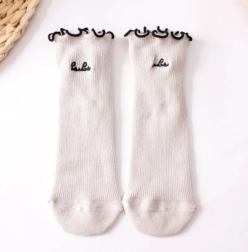 Женские носки 1 пара, новинка года, весенние Гольфы хлопковые однотонные кружевные носки с надписями для девочек, новые модные милые женские носки - Цвет: Light Gray