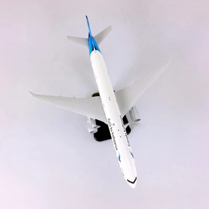 18 см 1:400 Boeing B777-300 модель Garuda Indonesia с пластиковым основанием сплав самолет коллекционный дисплей статическая модель игрушки